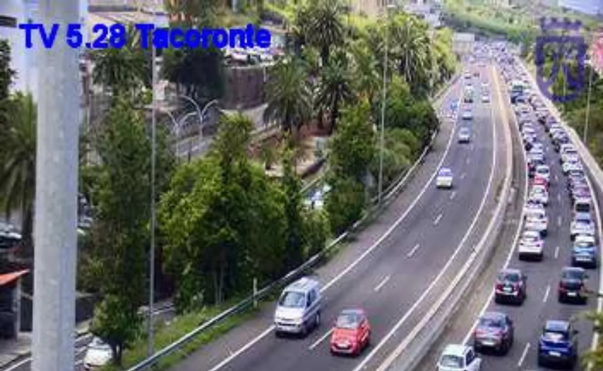Largas colas en la TF-5 a la altura de El Sauzal por un coche ardiendo en el arcén./ CABILDO TENERIFE