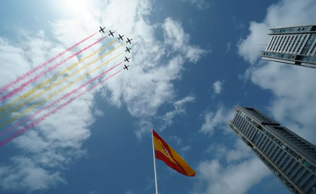Patrulla Águila volando por Santa Cruz de Tenerife / EFE