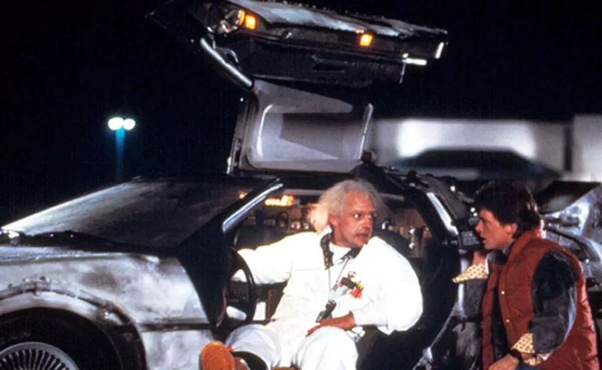 Captura de la película 'Regreso al futuro' donde se puede ver el famoso coche DeLorean / PELÍCULA 'REGRESO AL FUTURO'