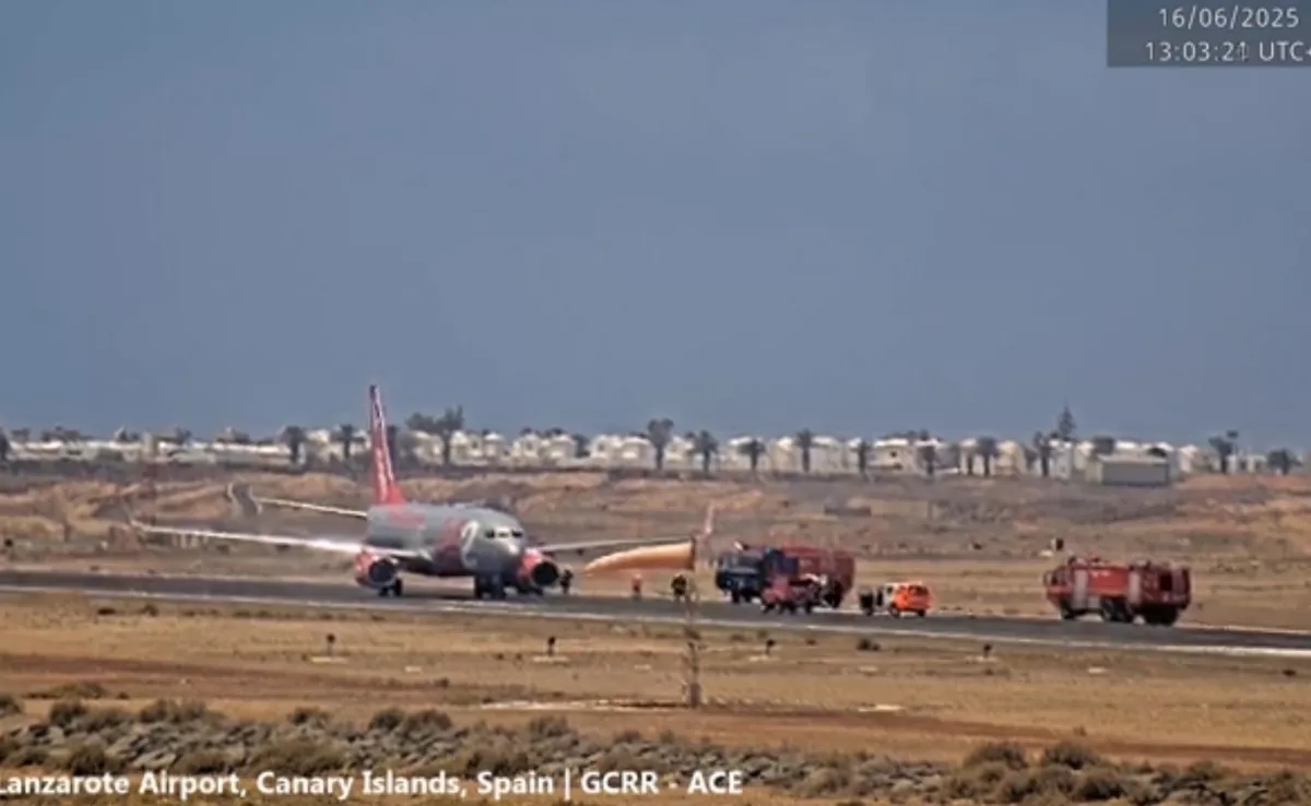 Avión de Jet2 que ha tenido que regresar al aeropuerto de Lanzarote por humo en cabina./ CONTROLADORES