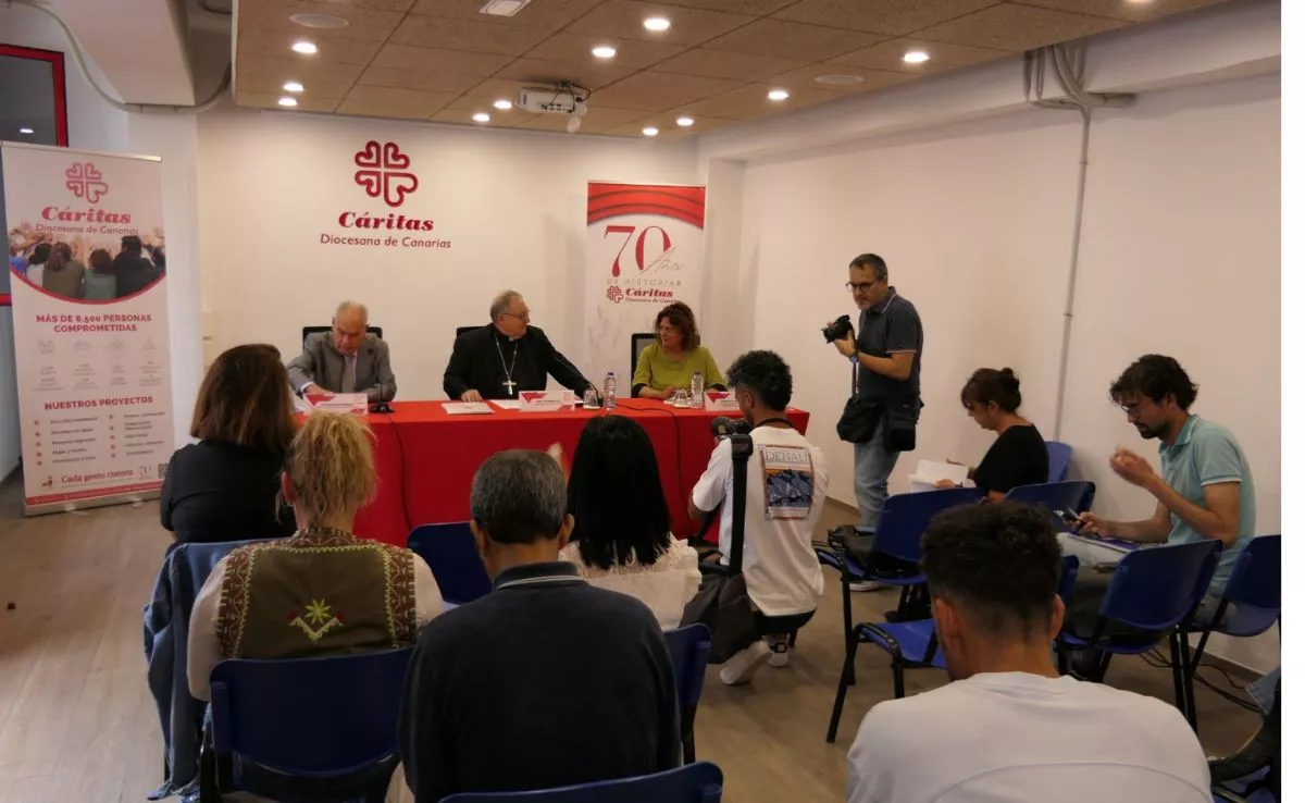 Presentación de la Memoria Institucional 2024 de Cáritas Diocesana de Canarias, celebrada este lunes en su sede de Escaleritas. En la mesa, de izquierda a derecha: Gonzalo Marrero, José Mazuelos  y Caya Suárez. / AH