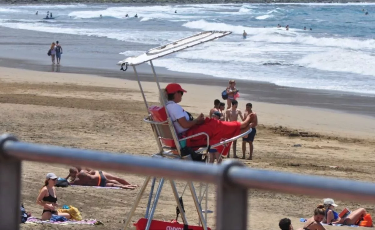 Socorrista en su puesto de vigilancia en la playa de Las Canteras, Las Palmas de Gran Canaria. / ATLÁNTICO HOY