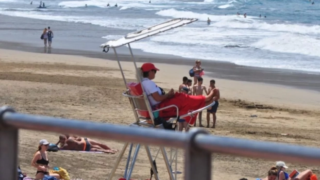 Socorrista en su puesto de vigilancia en la playa de Las Canteras, Las Palmas de Gran Canaria. / ATLÁNTICO HOY