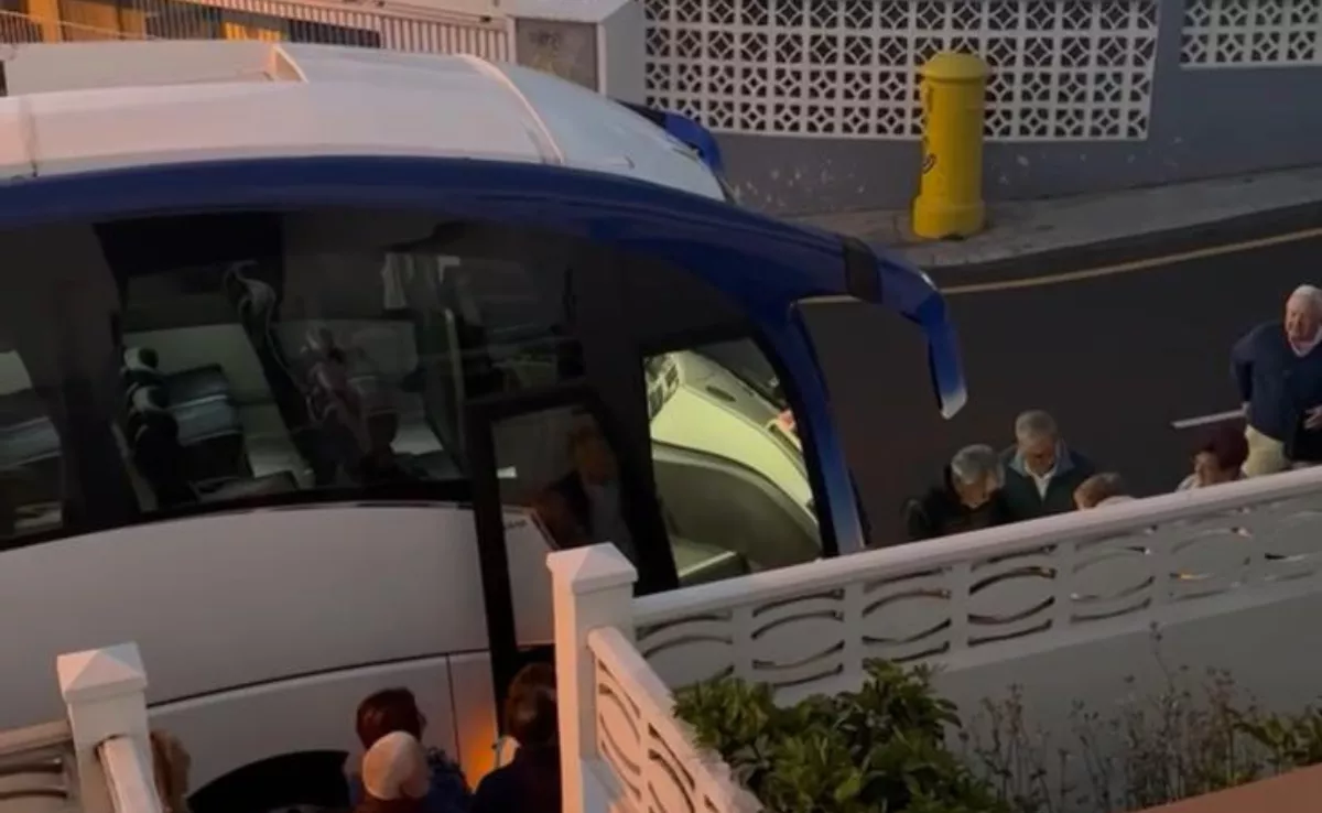 Una guagua parada junto a unas viviendas en el Puerto de la Cruz. / CEDIDA POR ALEJANDRA PLASENCIA