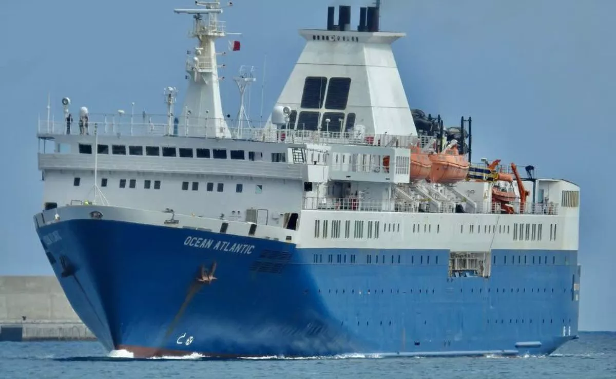 El buque 'Ocean Atlantic', a su llegada al Puerto de Las Palmas, en el que trabajaba el marinero acusado de agresión sexual. / NICOLÁS AROCHA