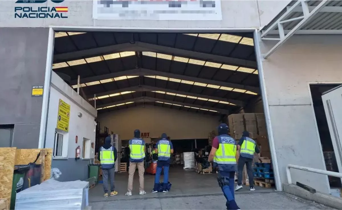 Imagen cedida por la Policía Nacional del registro realizado en la nave que Transportes Castero tiene en el Puerto de Las Palmas. / AH
