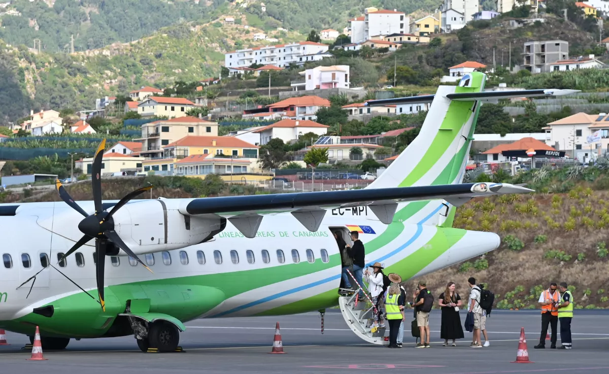 imagen de personas subiendo a un avión Binter / BINTER