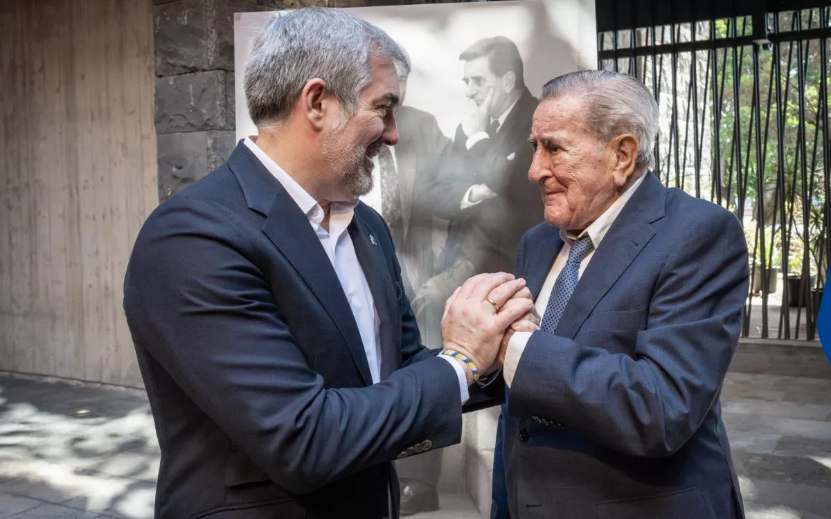 Fernando Clavijo, en la imagen junto a Manuel Hermoso, destaca que la muerte del expresidente “hoy deja huérfana a esta Canarias”. / AH