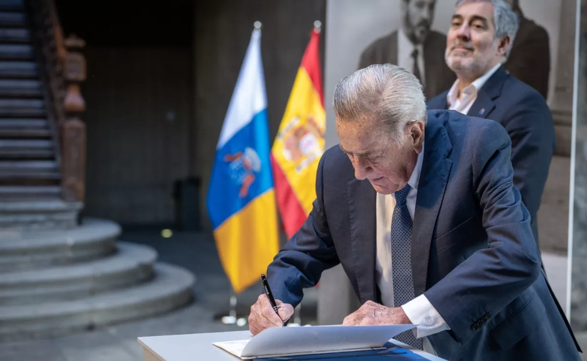 Imagen de Manuel Hermoso y Fernando Clavijo en el Parlamento de Canarias el pasado 2024. / GOBIERNO DE CANARIAS