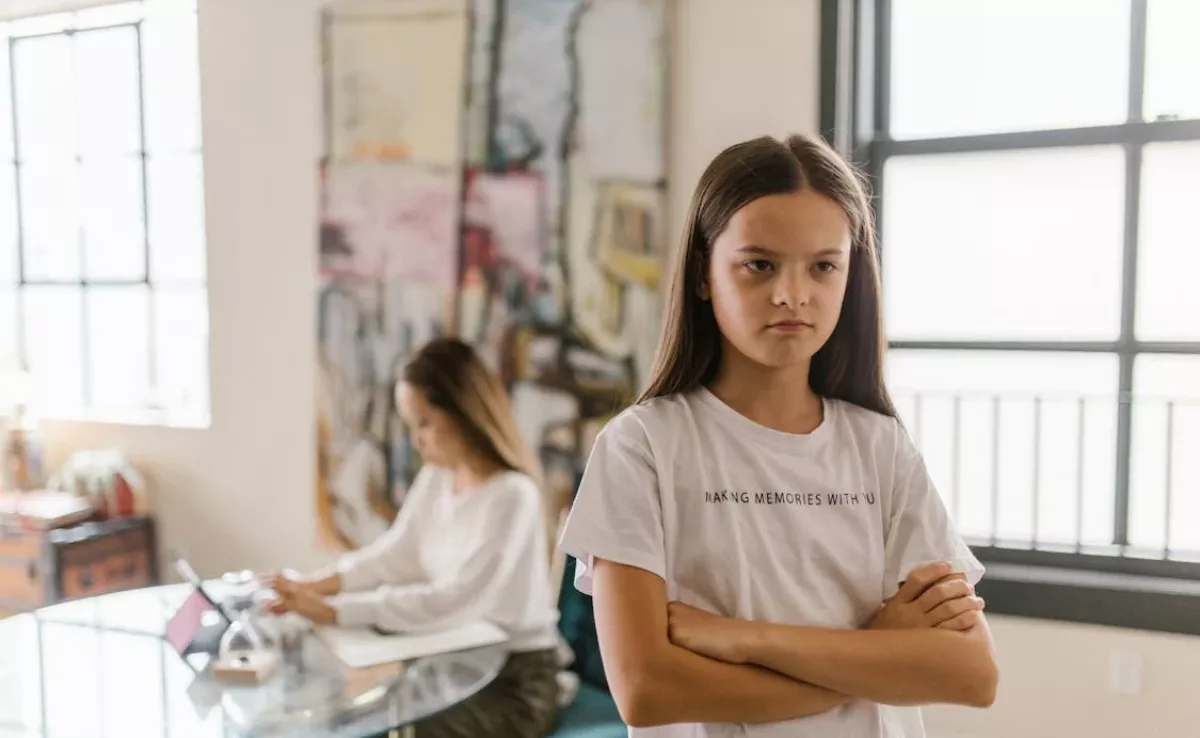 Imagen de una adolescente enfadada / PEXELS