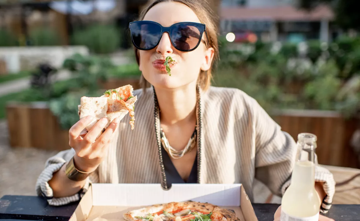 Imagen de una persona comiendo / PEXELS