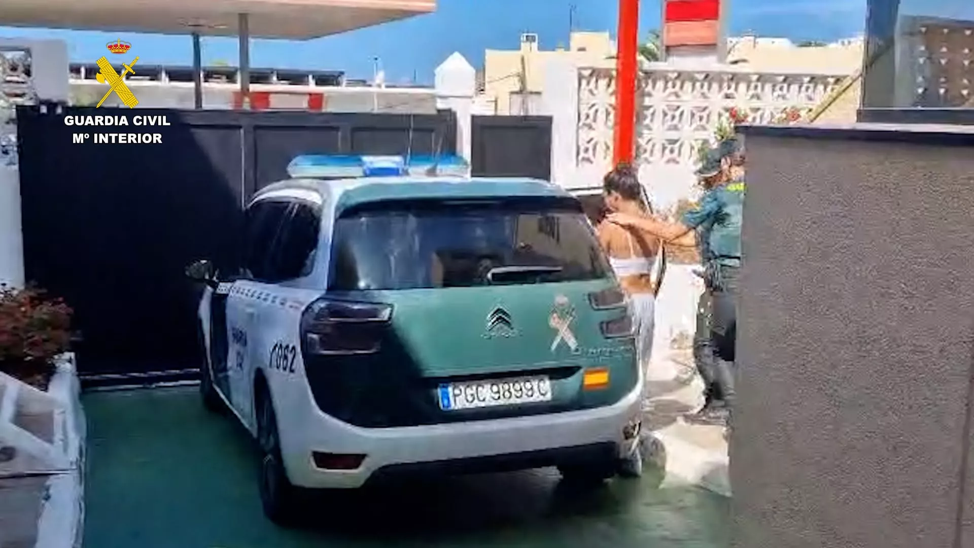 Momento de la detención de una mujer en Fuerteventura que supuestamente robaba a turistas. / GUARDIA CIVIL