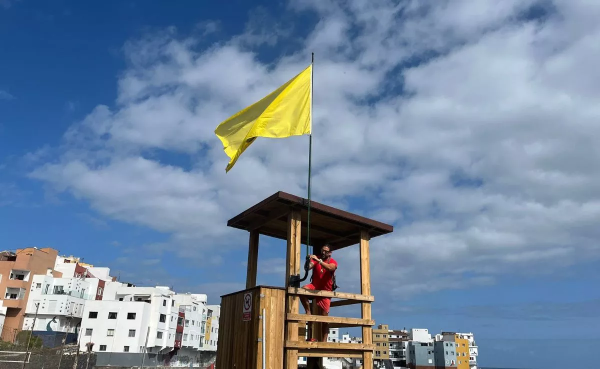 Momento en el que se cambia la bandera de Playa Jardín, de roja a amarilla. /AH