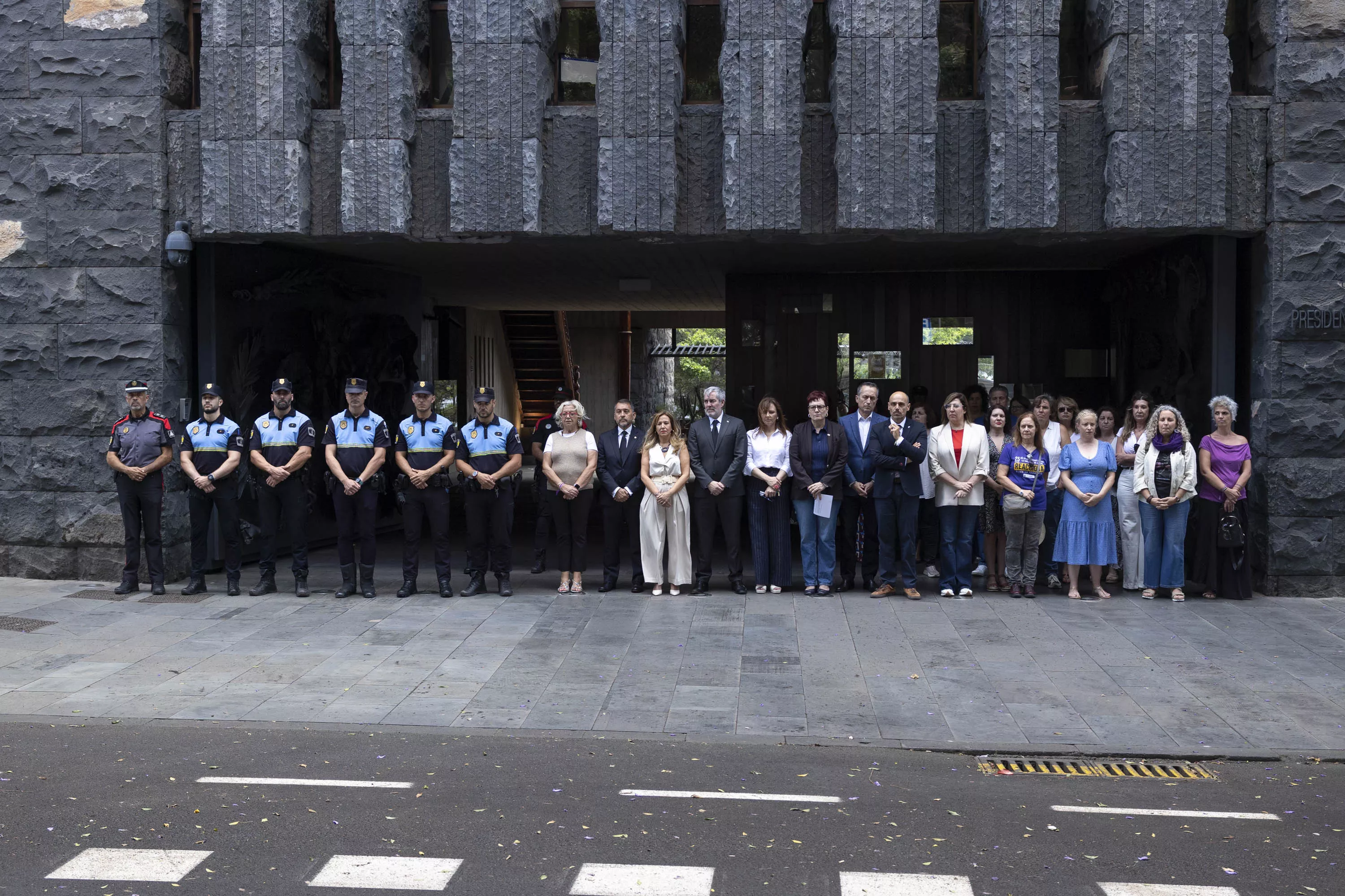  El presidente de Canarias, Fernando Clavijo, ha asistido al minuto de silencio por la joven fallecida el domingo en un caso presuntamente de violencia machista. / MIGUEL BARRETO-EFE