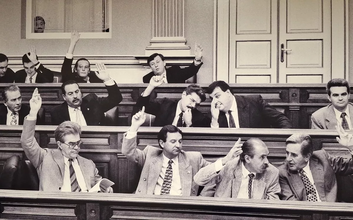 Manuel Hermoso, el alquimista que unió a las siete tribus de Canarias bajo una misma bandera. En la imagen, durante una votación en el Parlamento junto a José Mendoza, Antonio Castro y José Miguel Hernández. / TRINO GARRIGA
