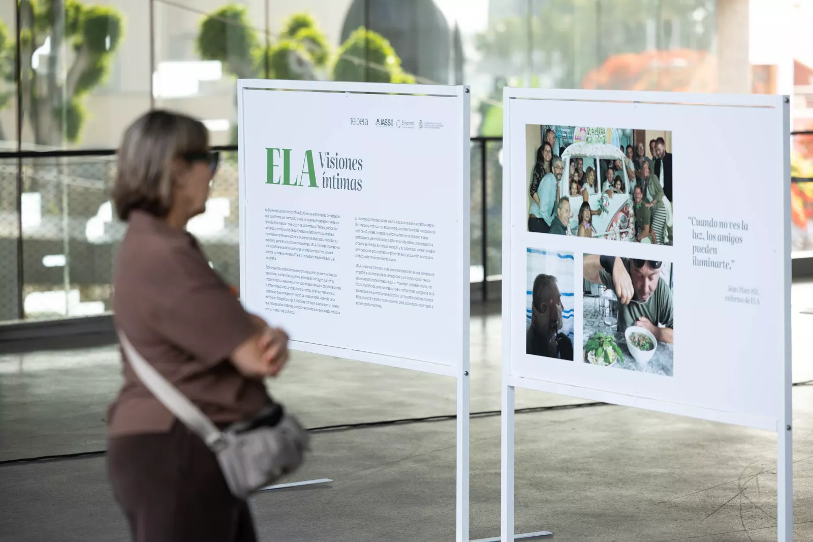 Una visitante observa un tablón de la exposición 'ELA. Visiones íntimas' / MIGUEL BARRETO
