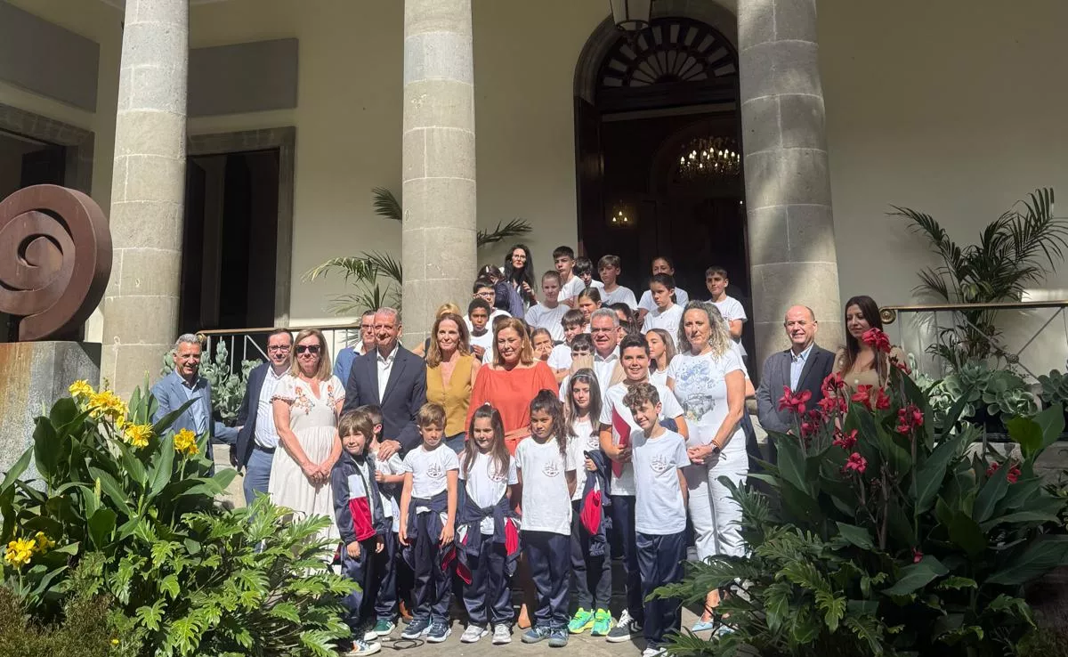 Alumnos del CEIP Domínguez Alfonso junto a las autoridades en el Parlamento de Canarias. / ATLÁNTICO HOY - ALBA MARICHAL