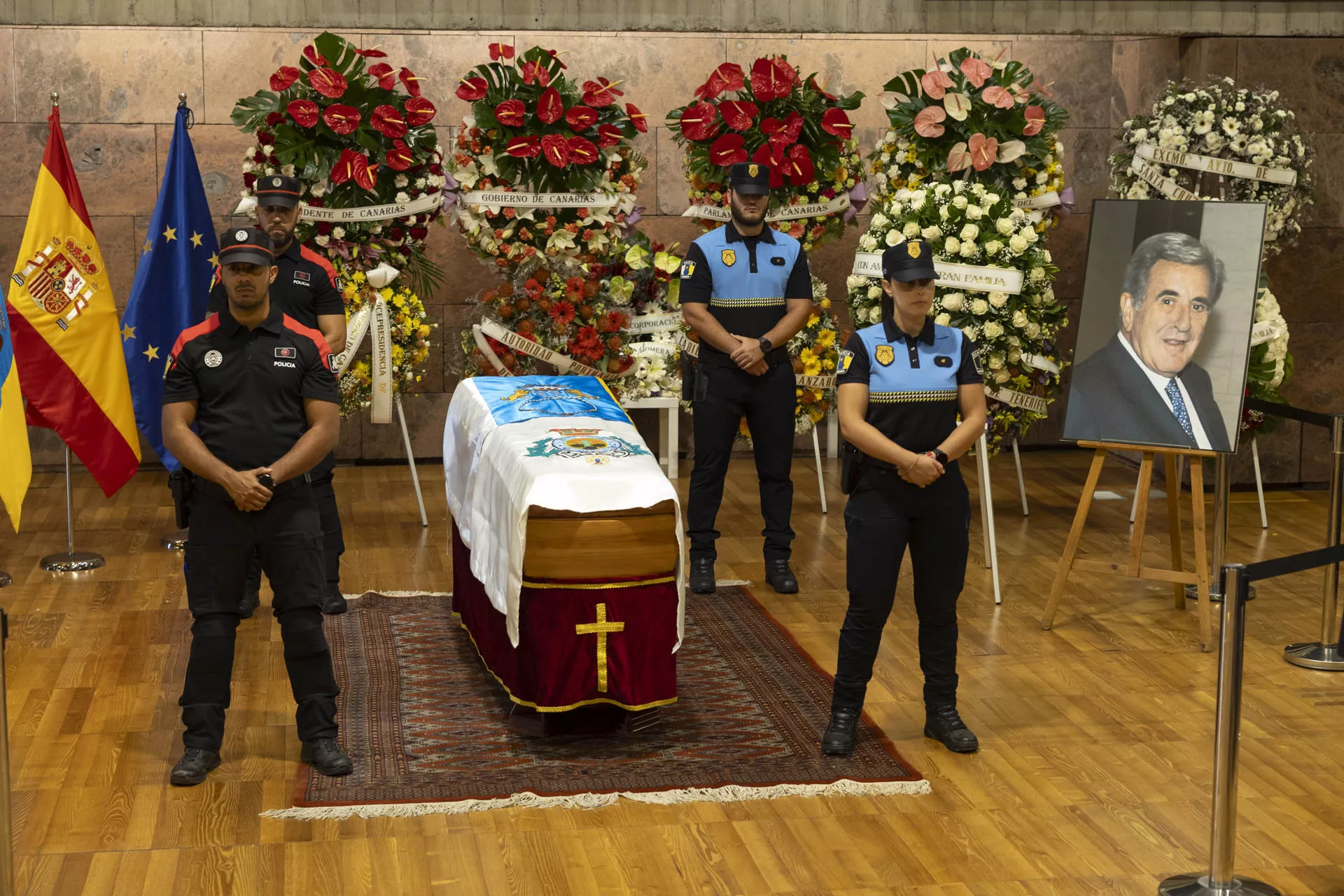 La ciudadanía podrá despedirse de Manuel Hermoso este miércoles en Santa Cruz de Tenerife. / MIGUEL BARRETO-EFE