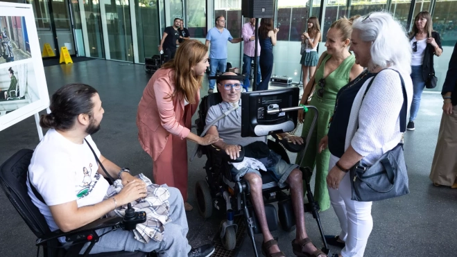 Águeda Fumero conversa con pacientes de ELA que han participado en la exposición / MIGUEL BARRETO