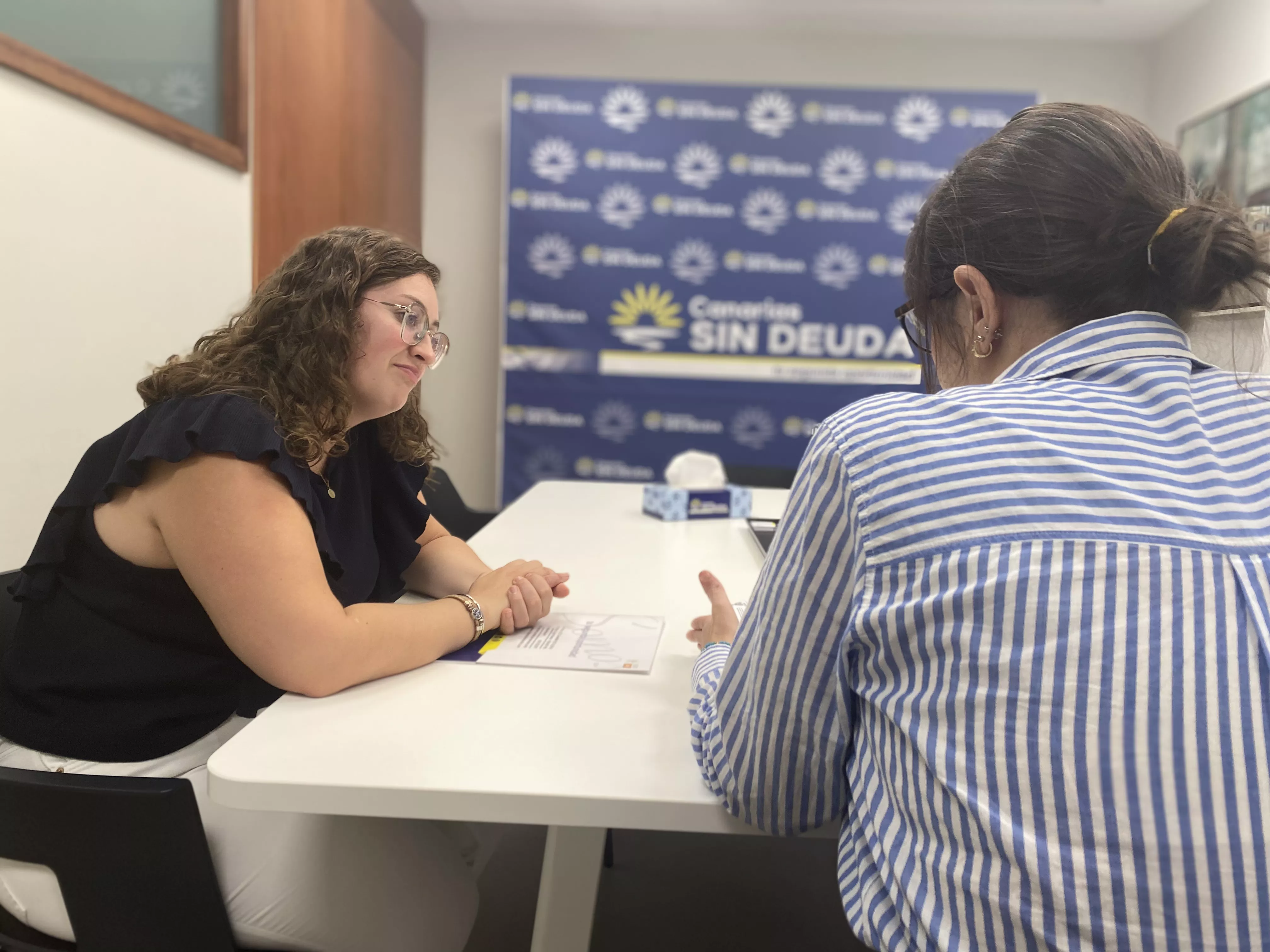 Especialista de Canarias Sin Deuda asesora a una clienta. /Cedida