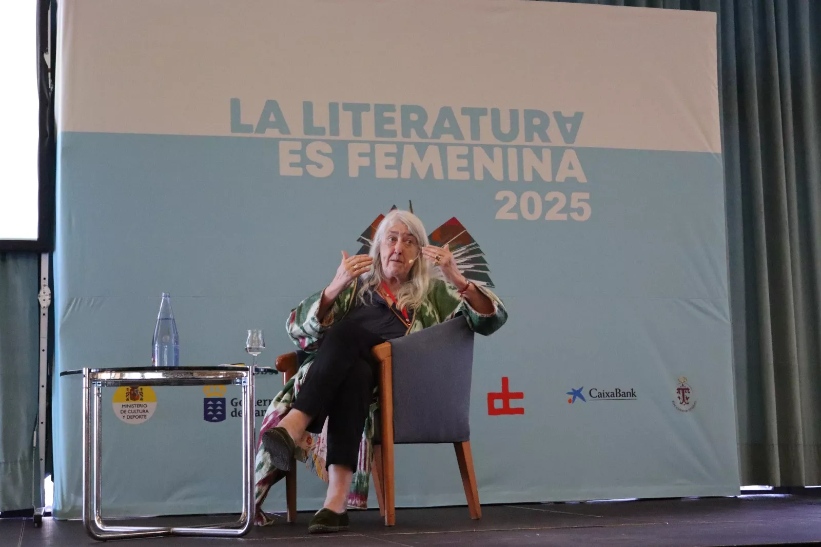 La filóloga Mary Beard durante su conferencia Mujeres y Poder en Santa Cruz de Tenerife. / ATLÁNTICO HOY