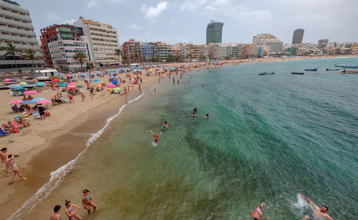 Imagen de personas bañándose un día caluroso en Las Canteras / EFE