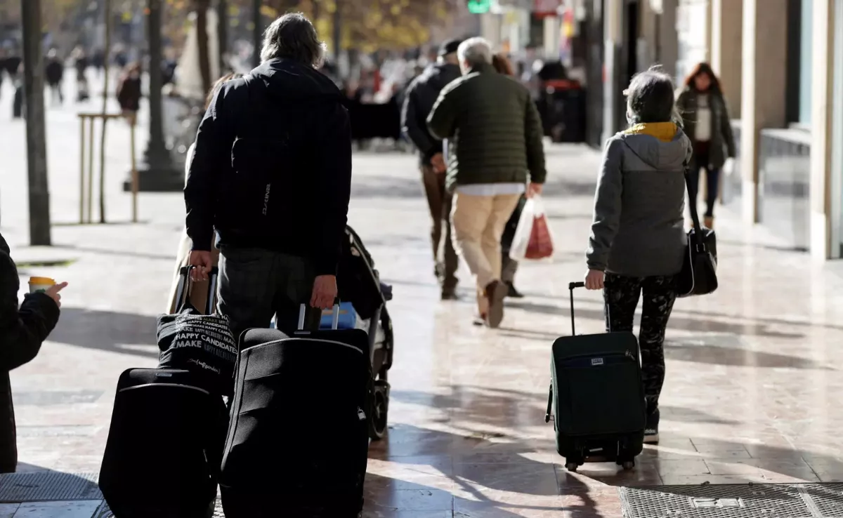 Unos turistas se dirigen a una vivienda vacacional / EFE