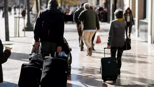 Unos turistas se dirigen a una vivienda vacacional / EFE