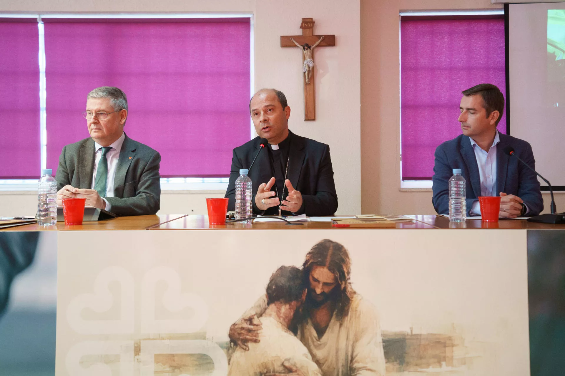 El obispo de Tenerife, Eloy Alberto Santiago (c) acompañado por el director de Cáritas Diocesana de Tenerife, Juan Rognoni (i), y por su secretario general, Ricardo Iglesias (d). / EFE - RAMÓN DE LA ROCHA