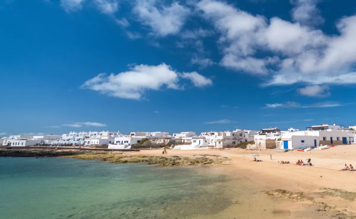 Playa de Caleta de Sebo en La Graciosa, una de las playas que ha recibido una bandera negra / TURISMO LANZAROTE