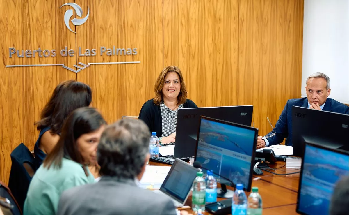 Europa reduce la ayuda a los puertos de Las Palmas para la electrificar sus muelles. En la imagen, la presidenta de la APLP, Beatriz Calzada, durante la celebración del Consejo de Administración. / AH