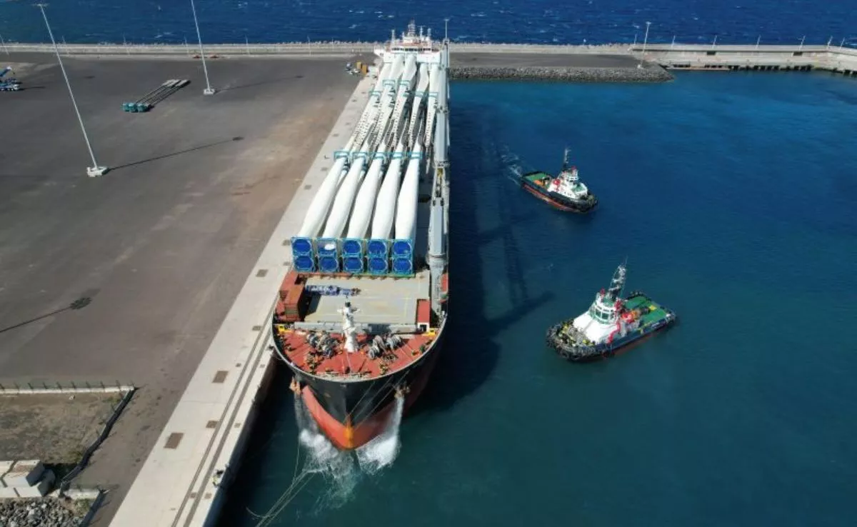 El buque 'Pacific Prospect', a su llegada al puerto de Granadilla para descargar las palas de los aerogeneradores. / AH