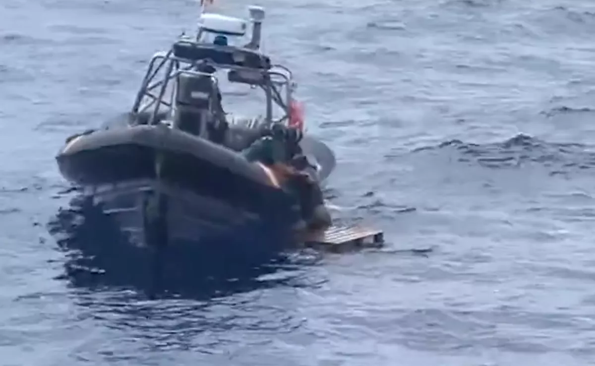La Guardia Civil rescata a un hombre en un palet entre Tenerife y Gran Canaria./ GUARDIA CIVIL