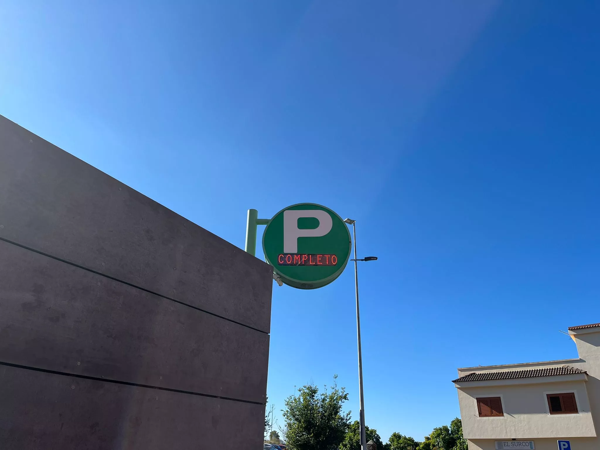 Cartel de cerrado en el Parking municipal cerca de Plaza del Adelantado. /AH