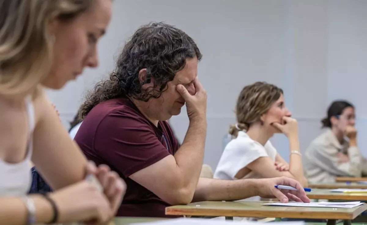 Varios opositores en un examen / EFE - DAVID ARJONA