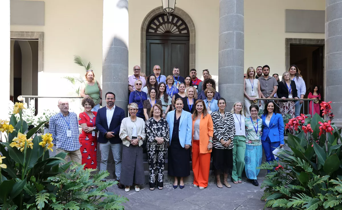 Foto de familia junto a Astrid Pérez / PARLAMENTO DE CANARIAS