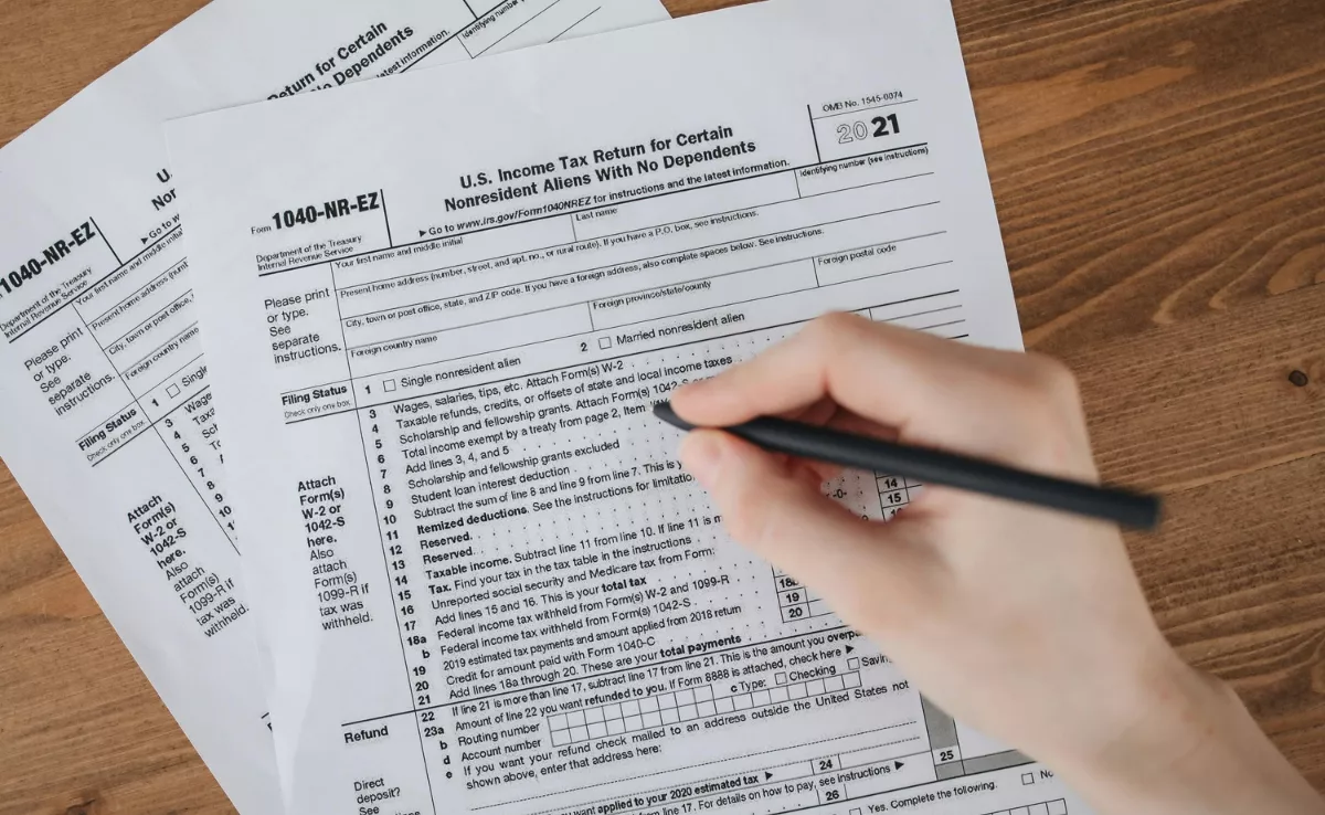 Imagen de una persona rellenando un formulario para solicitar una ayuda / PEXELS