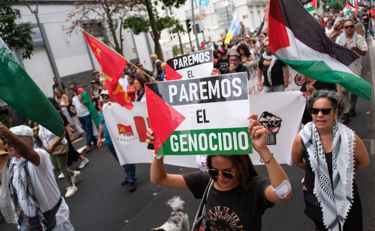 Imagen de la concentración para exigir el fin del “genocidio en Palestina” / EFE - Alberto Valdés