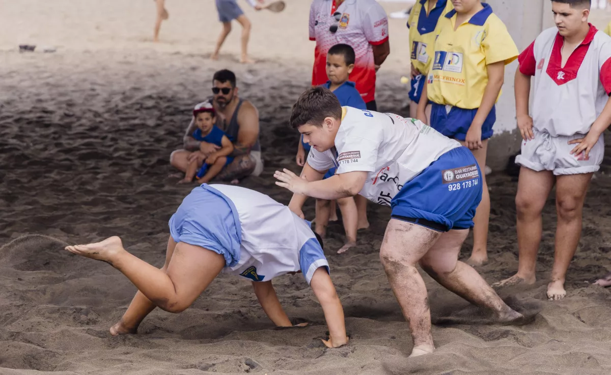 Imagen de la lucha canaria en la playa de Las Canteras / AYUNTAMIENTO DE LAS PALMAS DE GRAN CANARIA