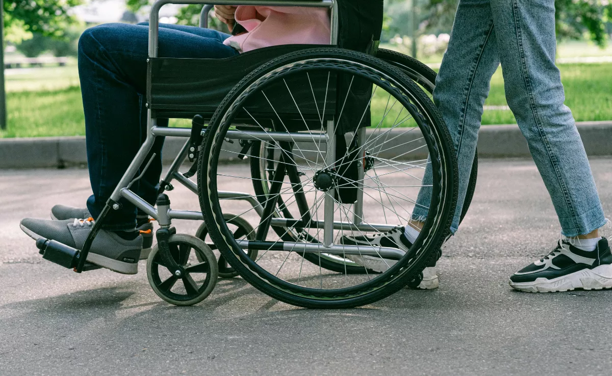 Imagen de una persona mayor dependiente / PEXELS