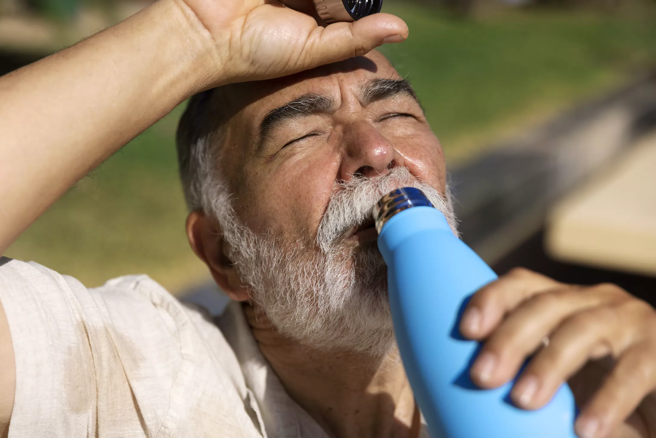 Un hombre bebe agua para mitigar los efectos del calor / FREEPIK