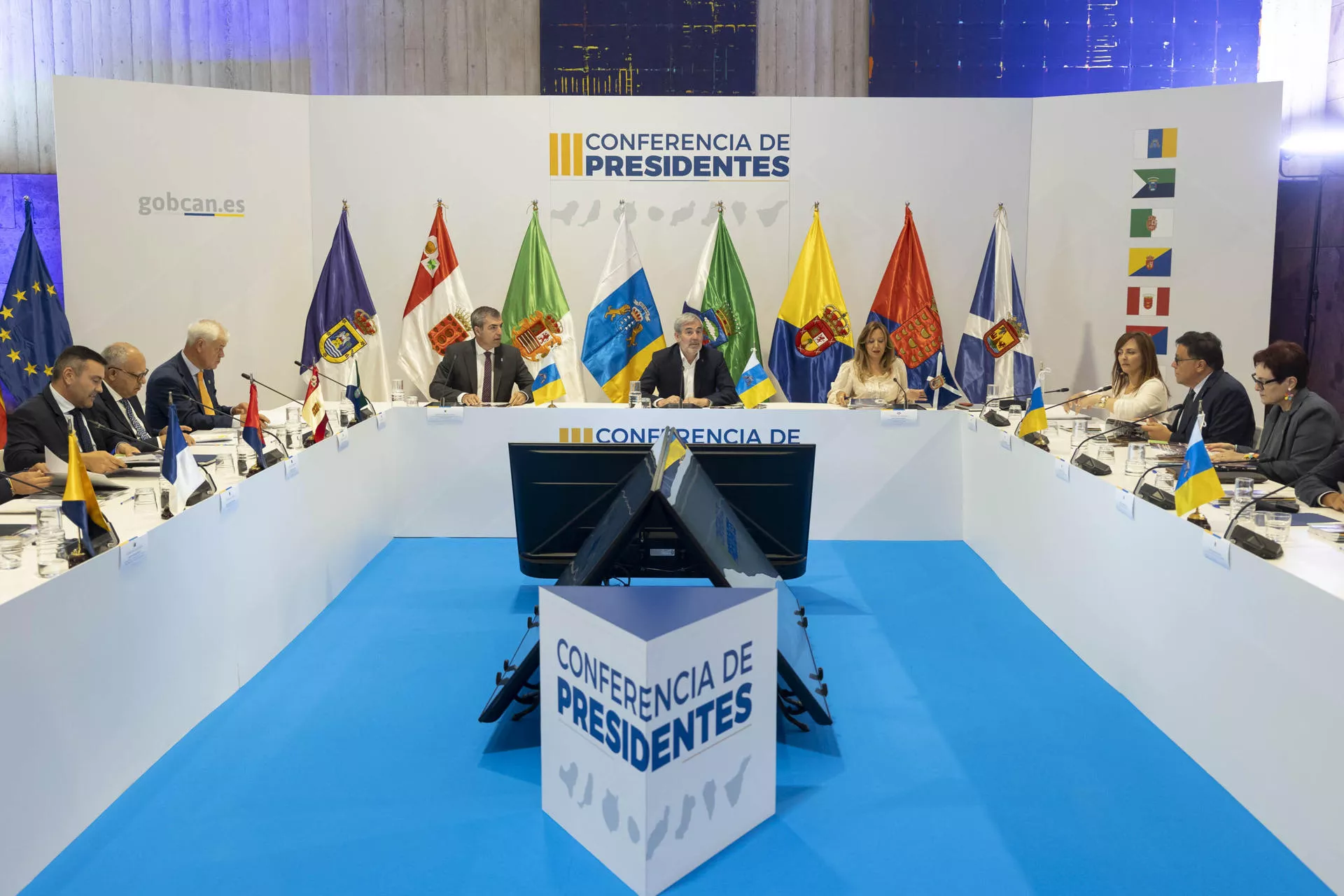  El jefe del Ejecutivo canario, Fernando Clavijo, y los presidentes de los siete cabildos./ EFE
