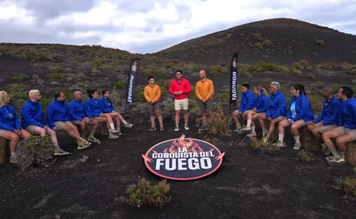 Los 12 concursantes de La conquista del fuego, junto al presentador José Croissier y los jueces. / CEDIDA