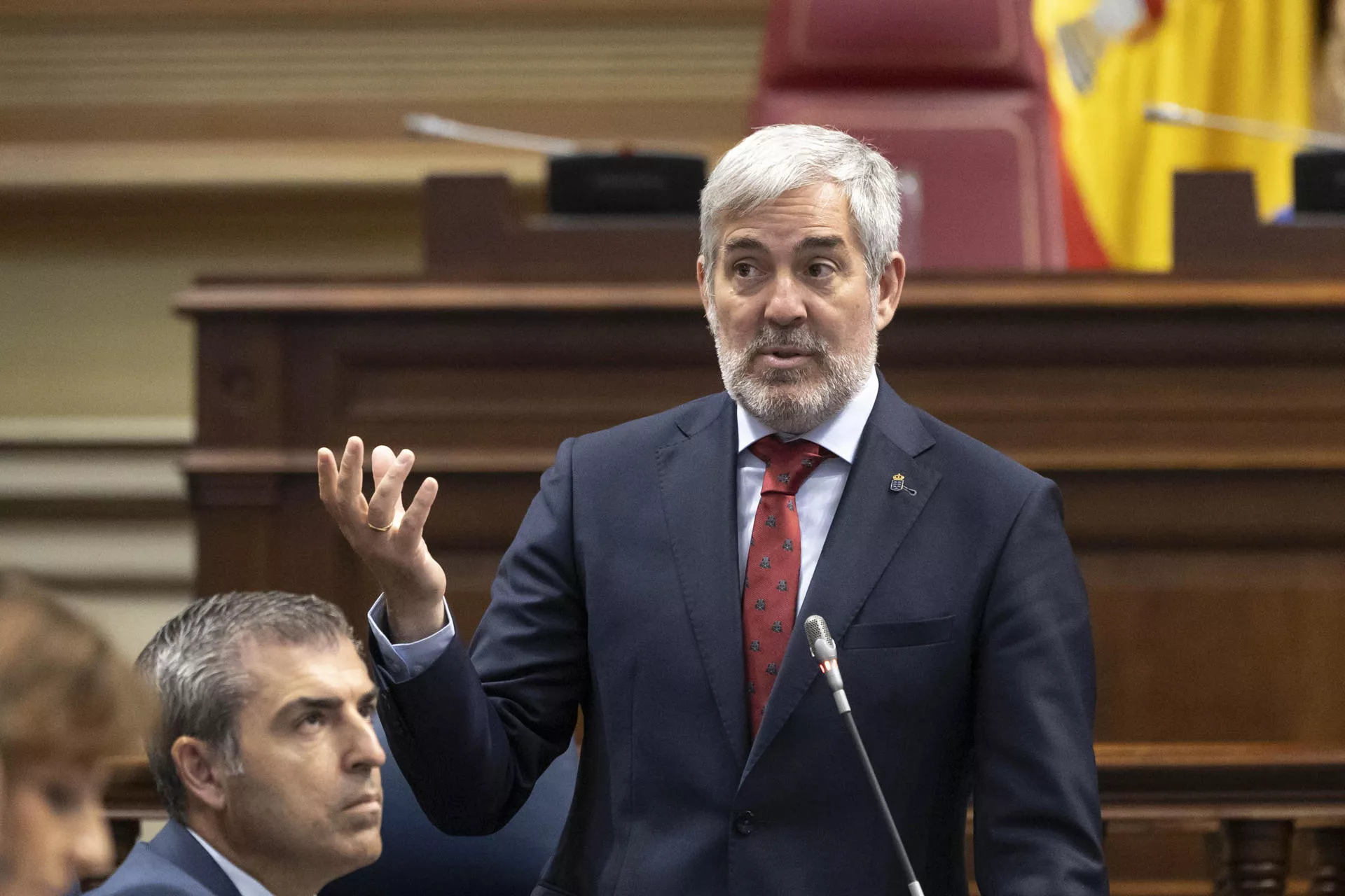 El presidente del Gobierno de Canarias, Fernando Clavijo, durante su intervención en el Pleno del Parlamento de Canarias en la mañana de hoy martes. EFE/Miguel Barreto