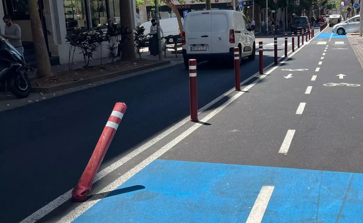 Pivotes de separación del carril bici en la calle de El Pilar, en Santa Cruz. /AH