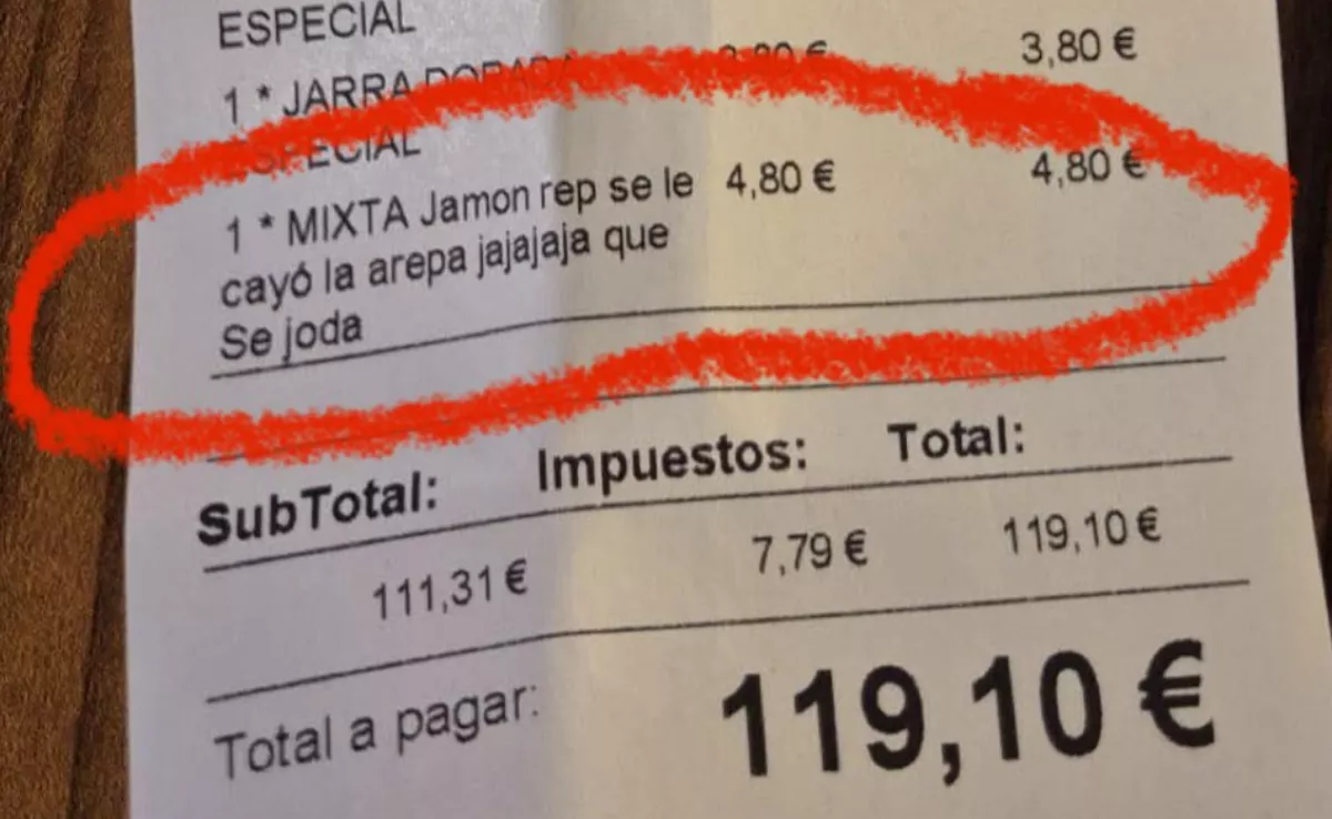 Mensaje en el ticket de caja sobre una arepa que se le cayó a una niña de cinco años que un camarero de Arepera 23 escribió./ X