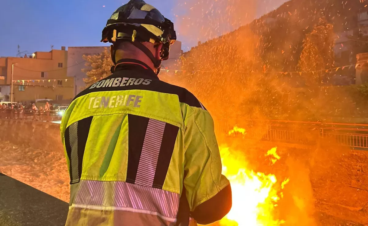 Incendio en María Jiménez (Santa Cruz de Tenerife) durante la noche de San Juan./ BOMBEROS DE TENERIFE