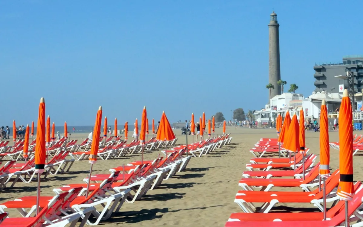 ¿Cuánto costará ahora una hamaca en Maspalomas? El ayuntamiento rompe 25 años de precios congelados. / AH