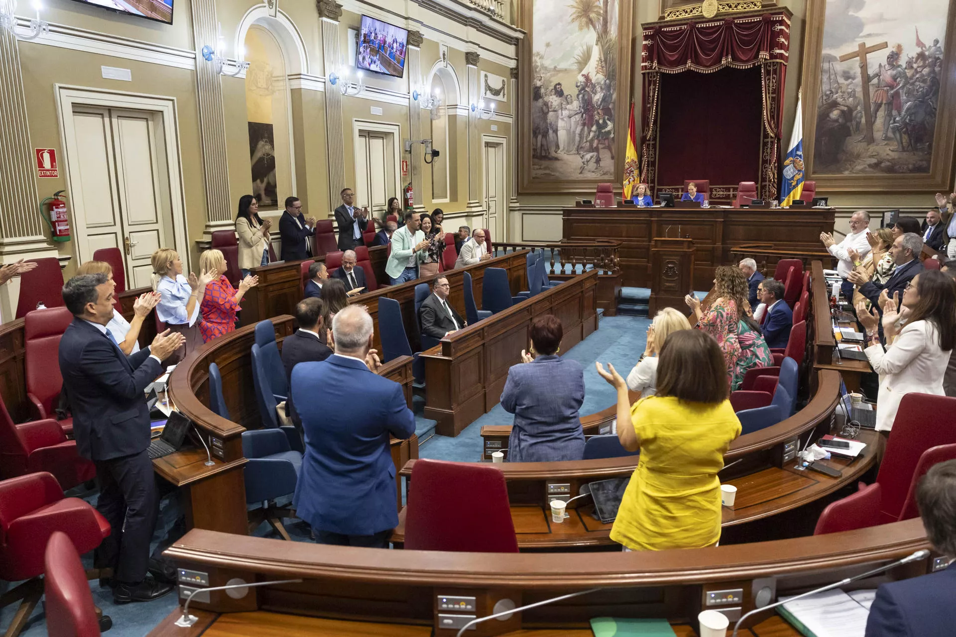 ¡No es un trapo colorinchi!": el consejero de Educación de Canarias planta cara a Vox por la bandera LGTBI. / MIGUEL BARRETO-EFE