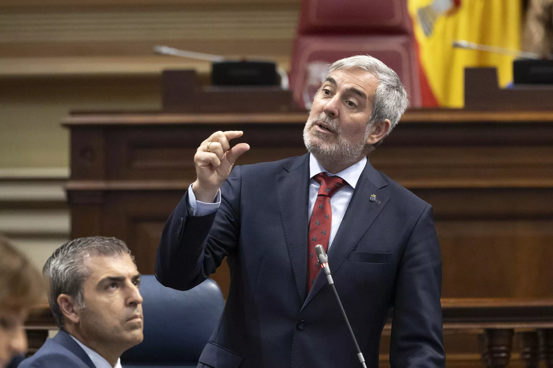 Fernando Clavijo, presidente de Canarias, durante una sesión de control al Gobierno. / MIGUEL BARRETO-EFE